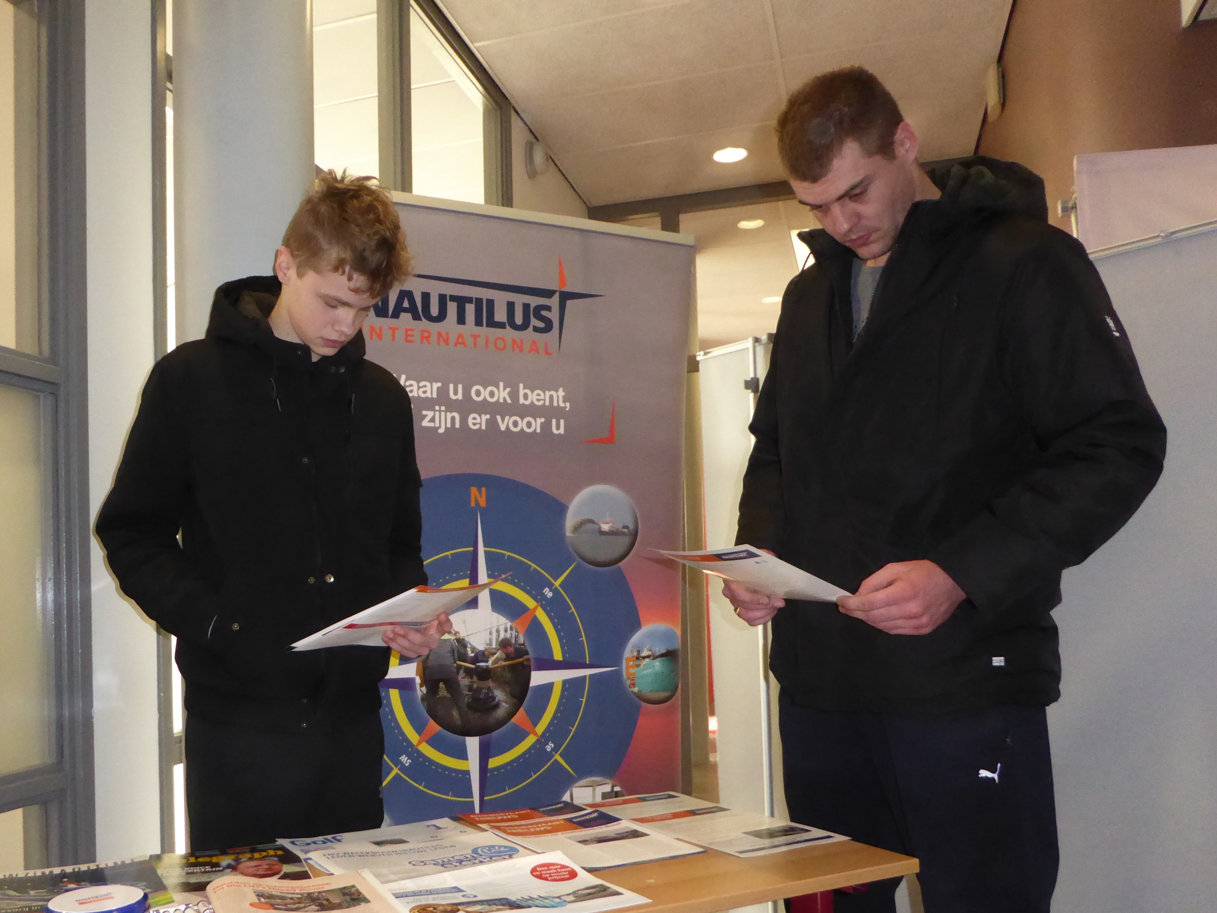 Image:Een FNV Waterbouw lid (rechts) bezoekt de Nautilus stand, samen met zijn zoon, die MBO Binnenvaart wil gaan doen.