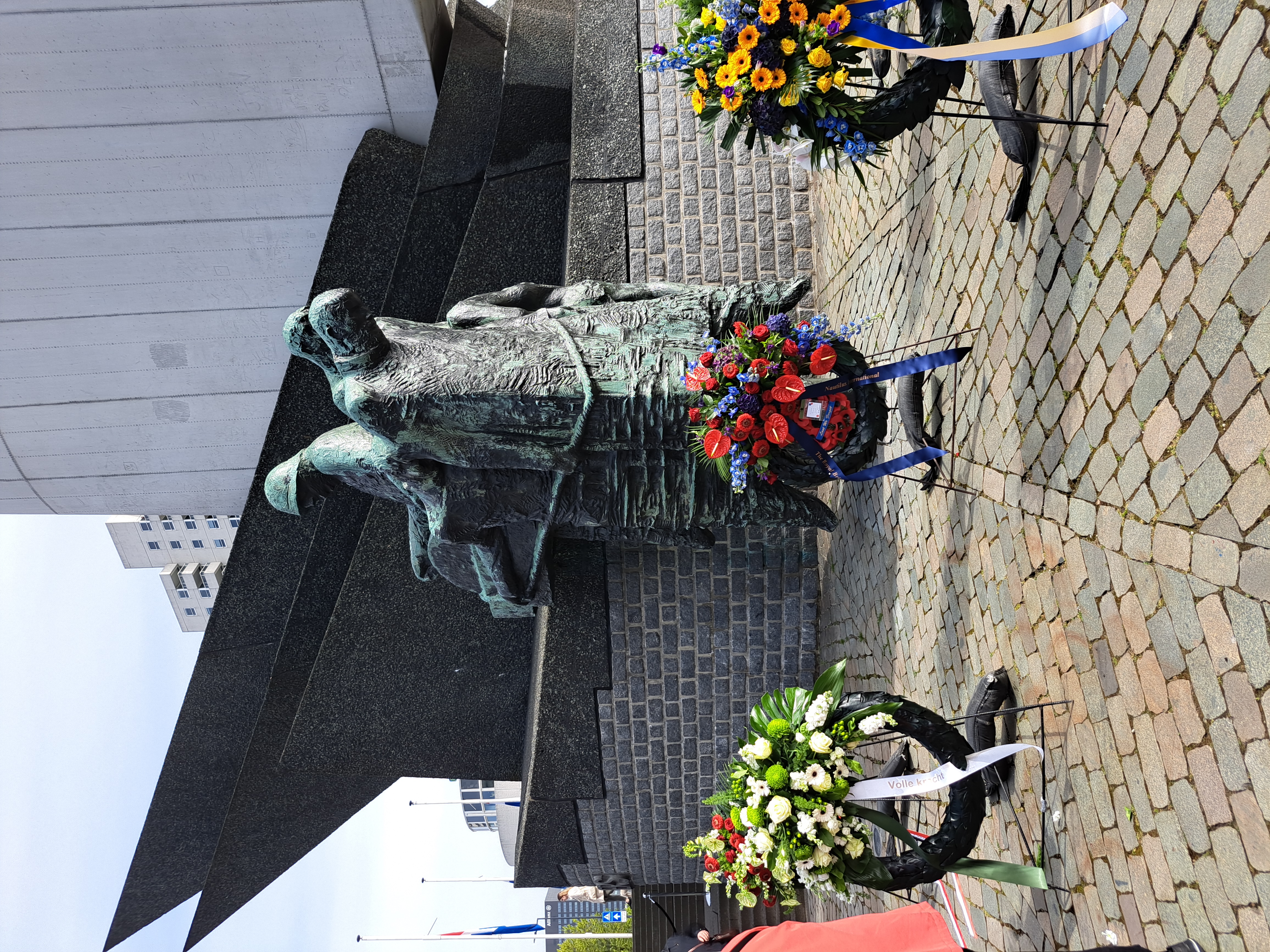 Image:Kranslegging bij het monument