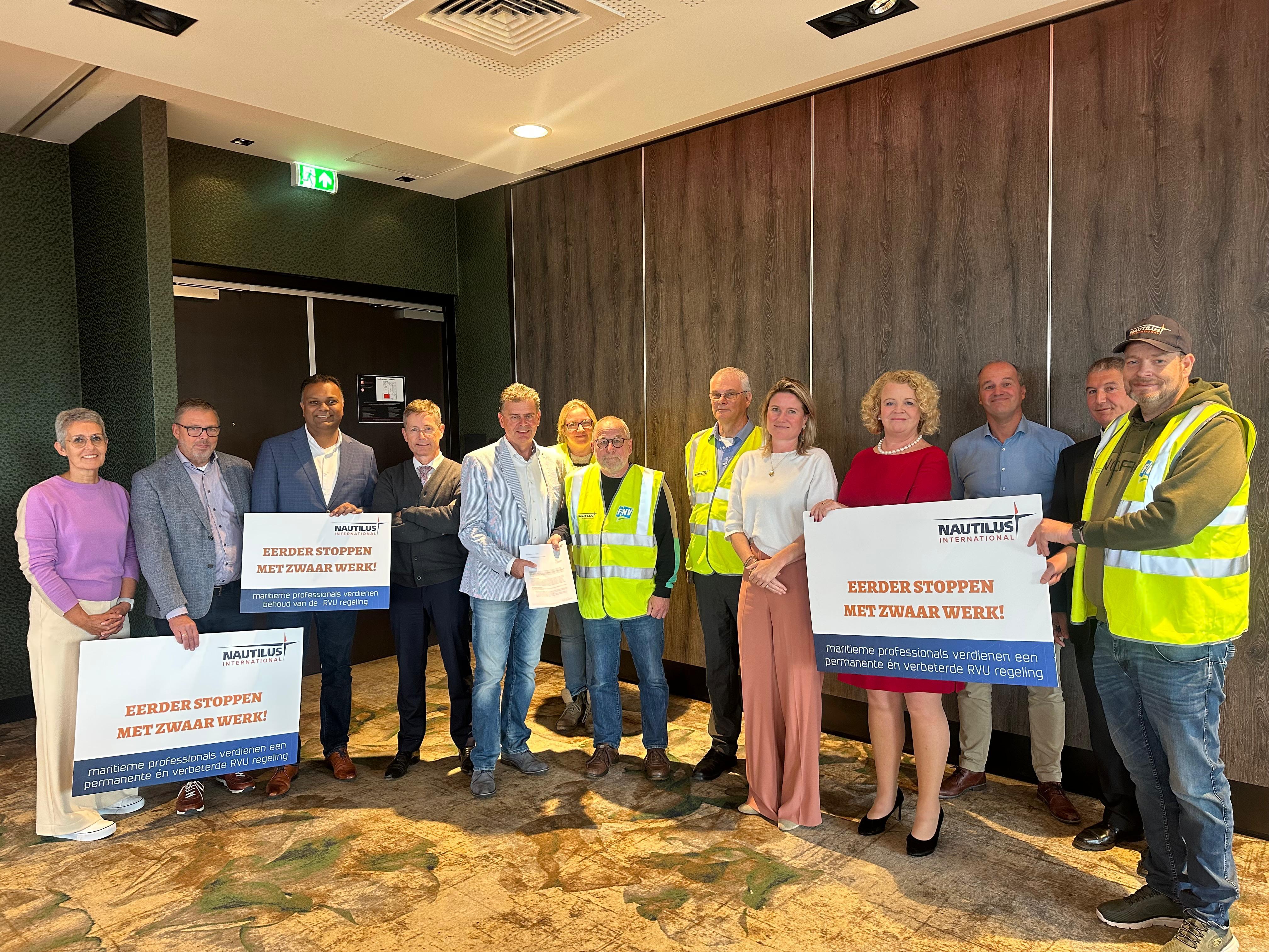 Image:Overhandigen van de RVU petitite  aan de werkgevers in de Koopvaardij.
