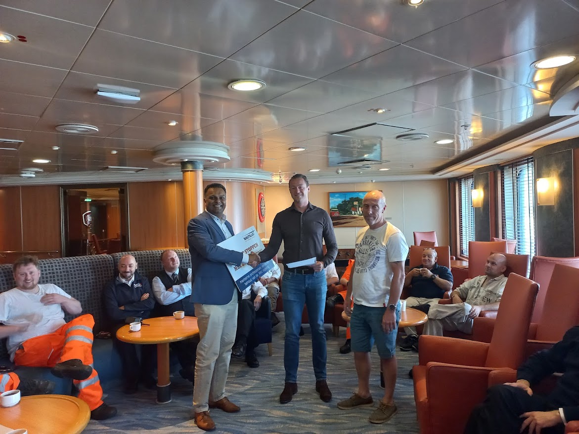 Image:Richard Moti overhandigt de petitie aan Jeroen Stal (de vertegenwoordiger van P&O) Samen met ons kaderlid Dirk de Ruiter.