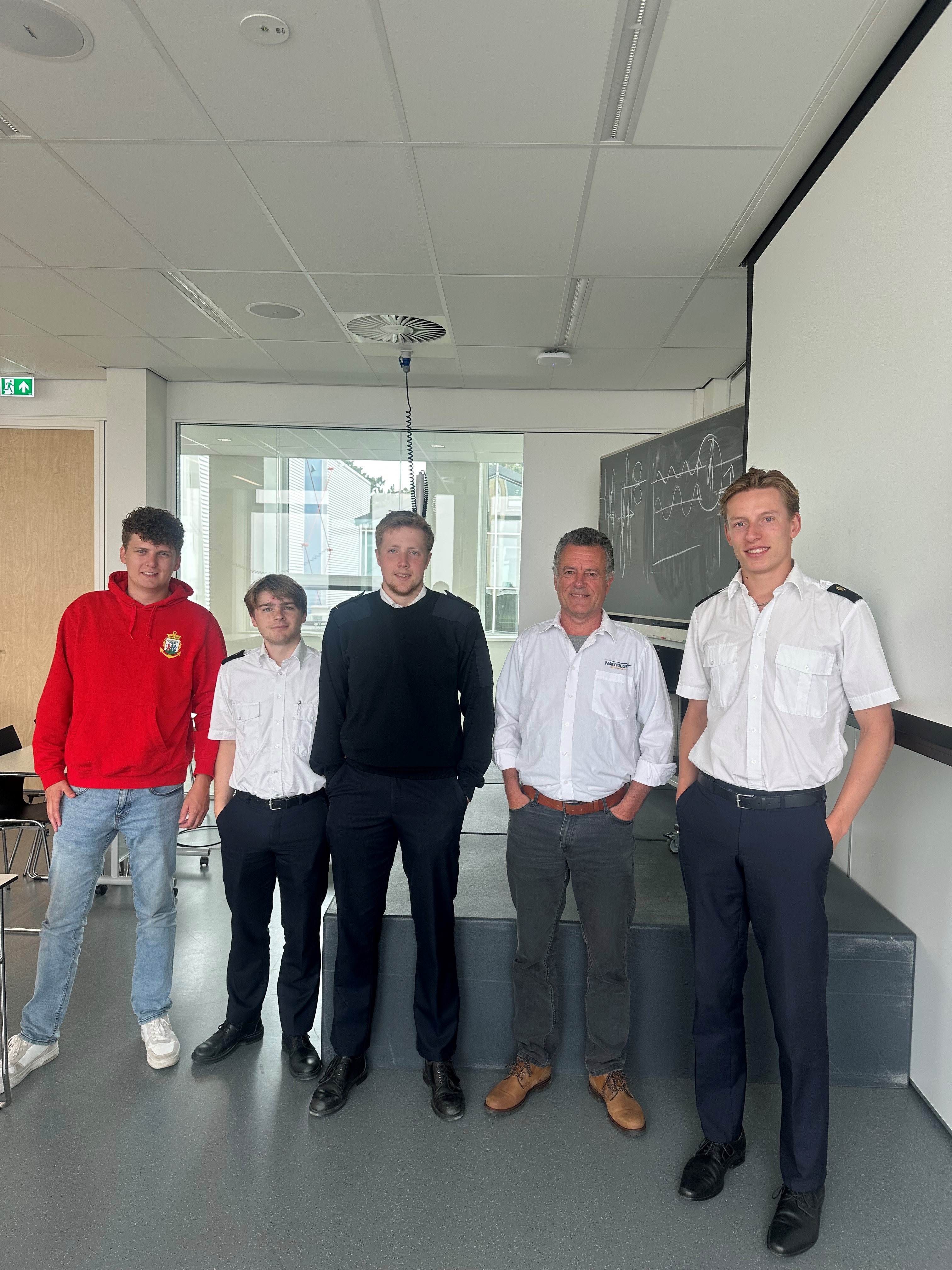 Image:Studenten van het Maritiem Instituut Willem Barentsz samen met Nautilus gastdocent Peter Jager.
