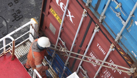 Image:Operators that don't comply with the lashing clause will face hefty fines. Picture: Wikimedia Commons