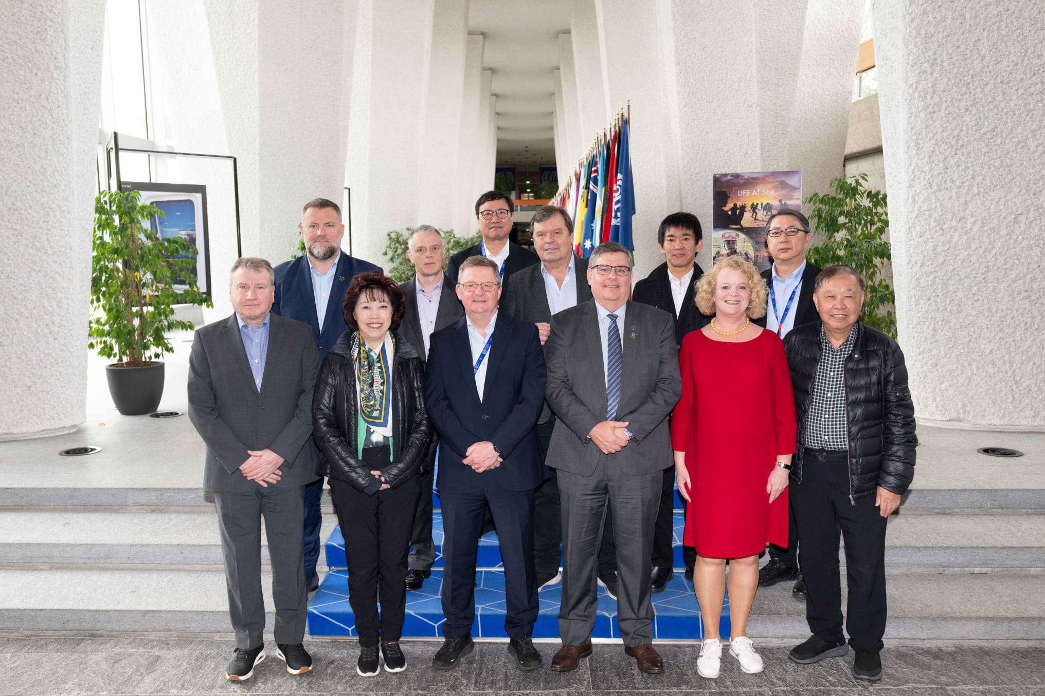 Image:De delegatie van zeevarenden op de bijeenkomst in Genève, waaronder algemeen secretaris van Nautilus Mark Dickinson (vooraan, derde van links) en assistent algemeen secretaris Sascha Meijer (vooraan, tweede van rechts).  Afbeelding: Enrique Jimenez / ILO