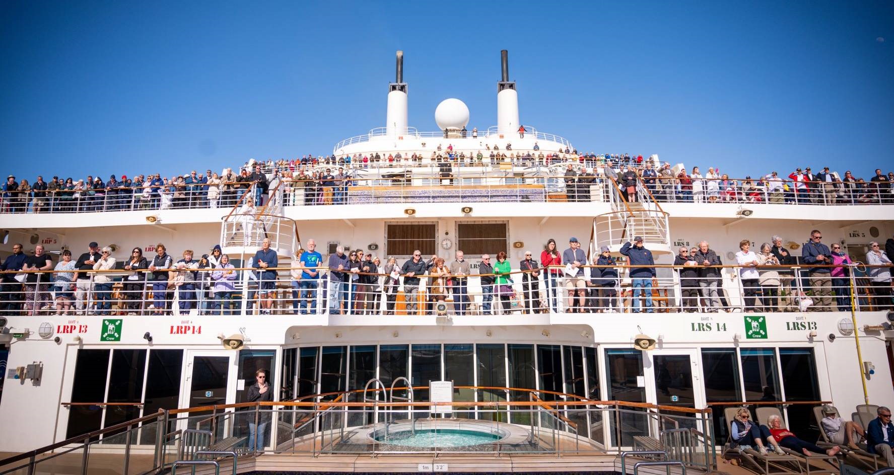 boa80_QM2_passemgers_gather_on_aft_decks_webinsert.jpg