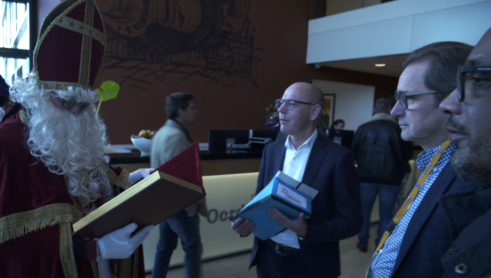 Image:De petitie wordt aangeboden aan het Van Oord management.
foto: Alex Groothedde