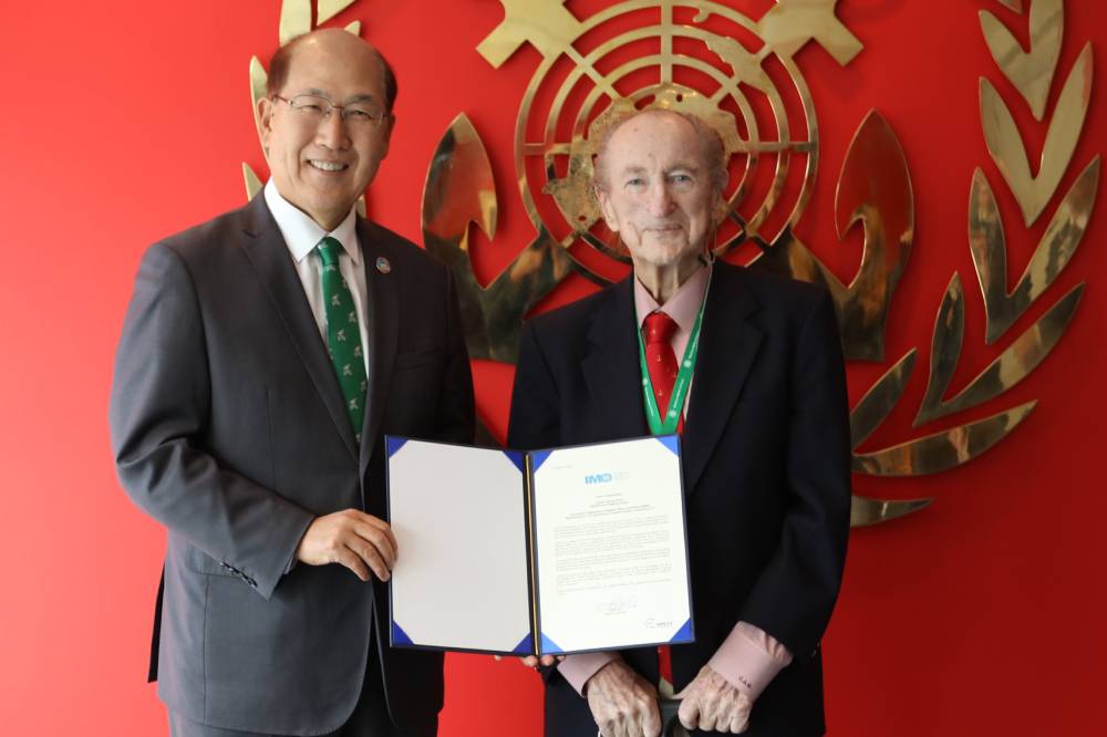 captain_george_quick_recives_letter_of_recognition_from_kitack_lim_sg_imo_london_february_2023_insert_web.jpg