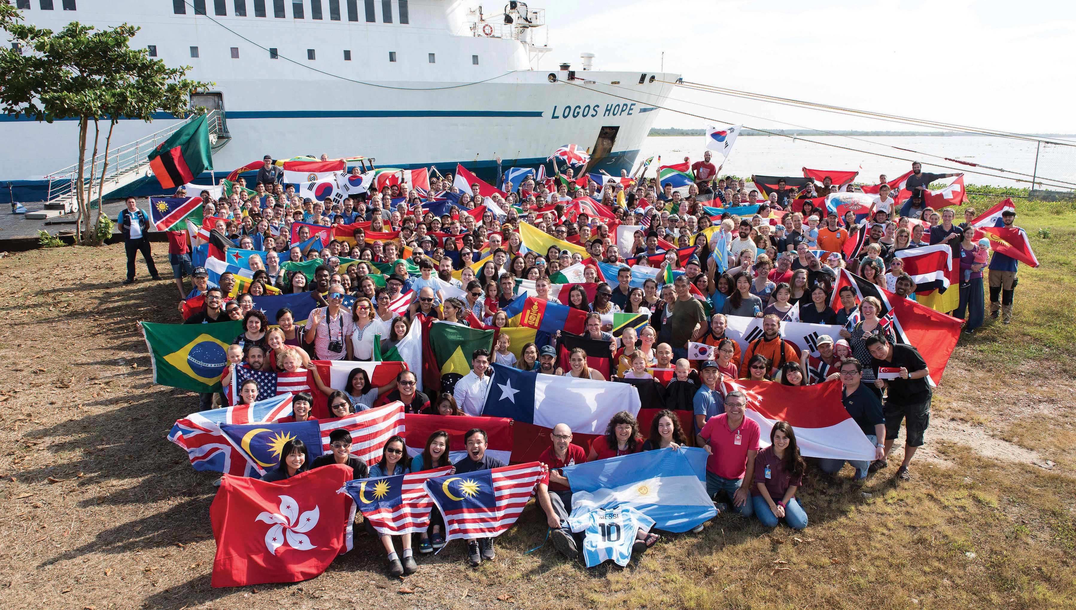 Image:Members of the large volunteer crew of the Logos Hope come from all over the world