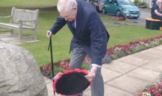 Image:Mariners' Park Estate resident John Davidson lays a wreath at the Atlantic Stone.