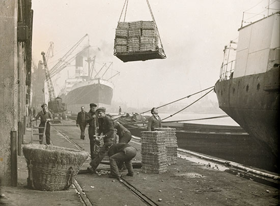 port_of_london_museum_image_discharging_potatoes_web_insert.jpg