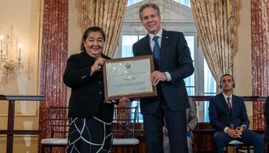Image:Stella Maris Thailand seafarers' centre director and port chaplain Apinya Tajit receiving a U.S. Department of State Trafficking in Persons (TIP) report Hero Award from secretary of state Anthony Blinken in July 2022. Image: Stella Maris/Flickr

