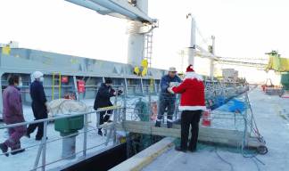 Image:Santa hands out presents to seafarers. Image: Stella Maris