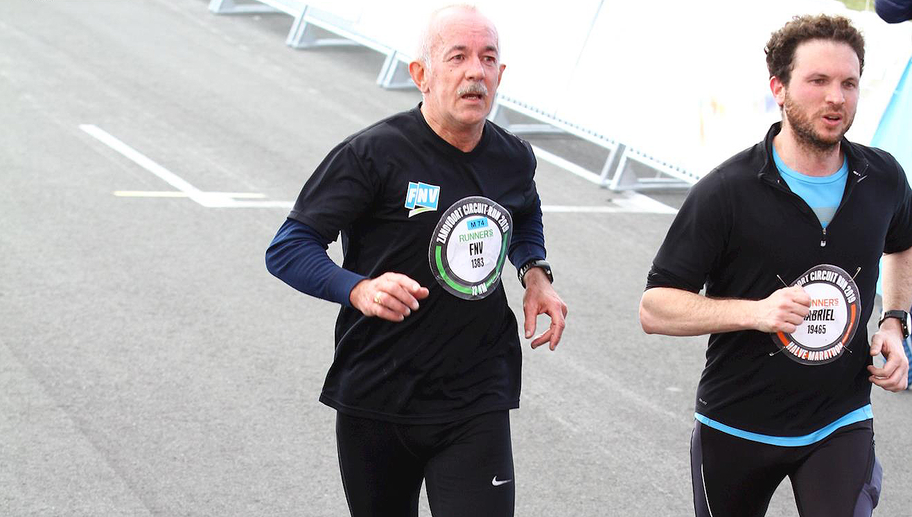 Image:Jos Hilberding (left) in sight of the finish line.