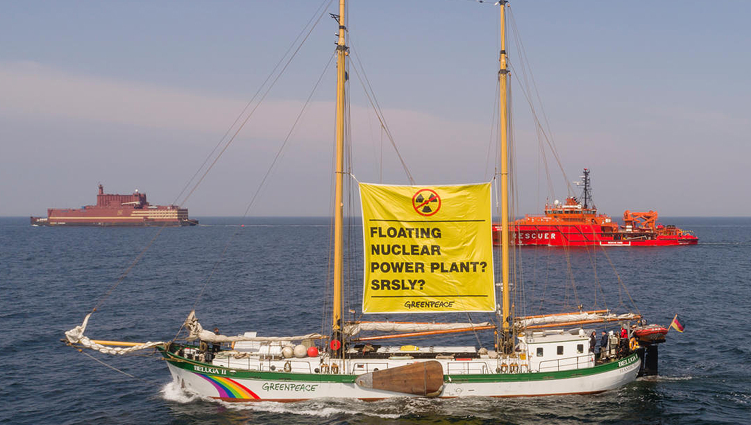 Image:Greenpeace protest the Russian vessel Akademik Lomonosov. Credit: Christian Åslund - Greenpeace.