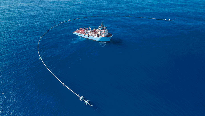 Image:Trials of the Ocean Cleanup system in September 2018