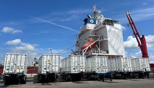 Image:Six ZESpacks developed by Dutch company Zero Emission Services (ZES) in mobile shorepower operation, supplying energy for the Cargow's coaster while it is docked. Credit: ZES
