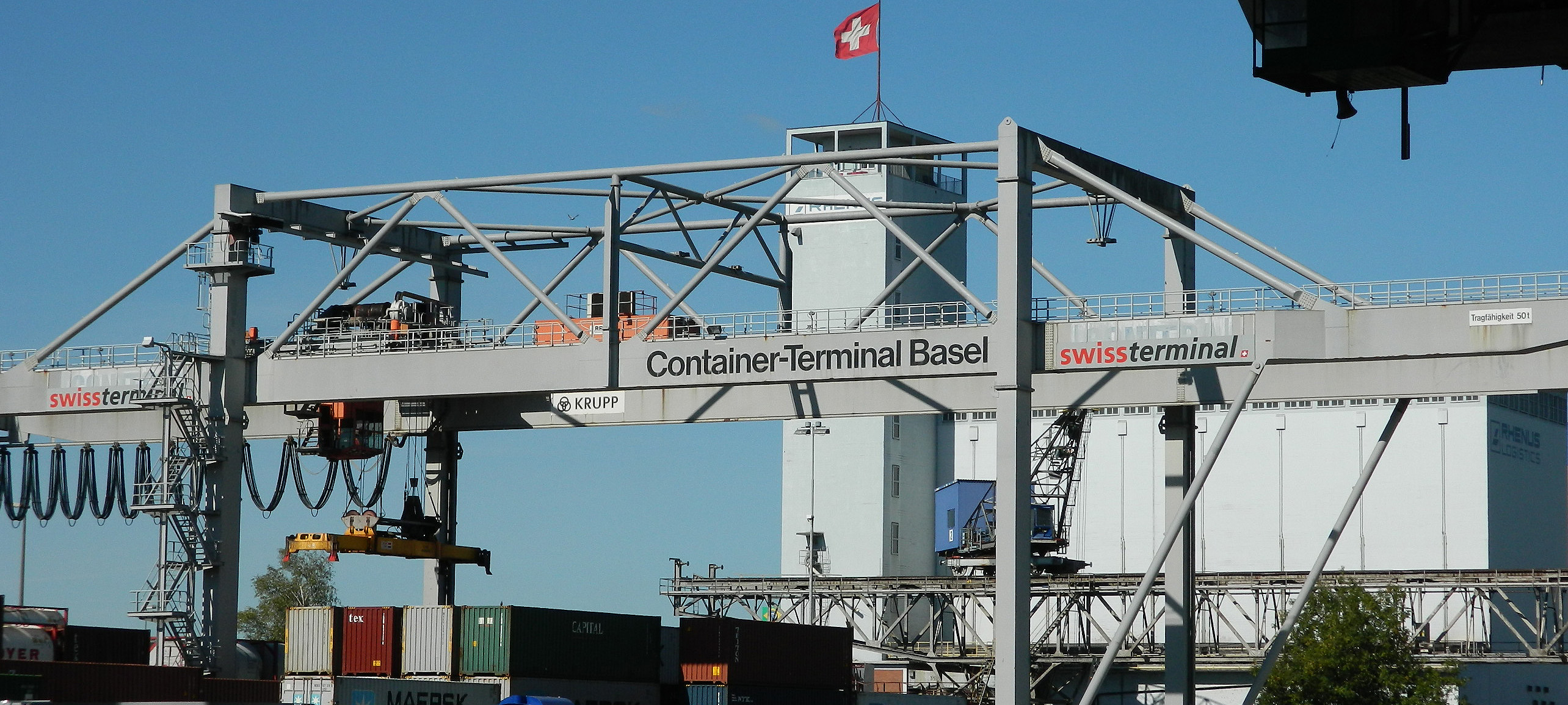 Image:Container-terminal Basel Hafen: «Teile der Öffentlichkeit nehmen oft erstaunt zur Kenntnis, dass die Schweiz überhaupt über Schiffe unter Schweizer Flagge oder Seefahrende verfüge», sagt Holger Schatz. 