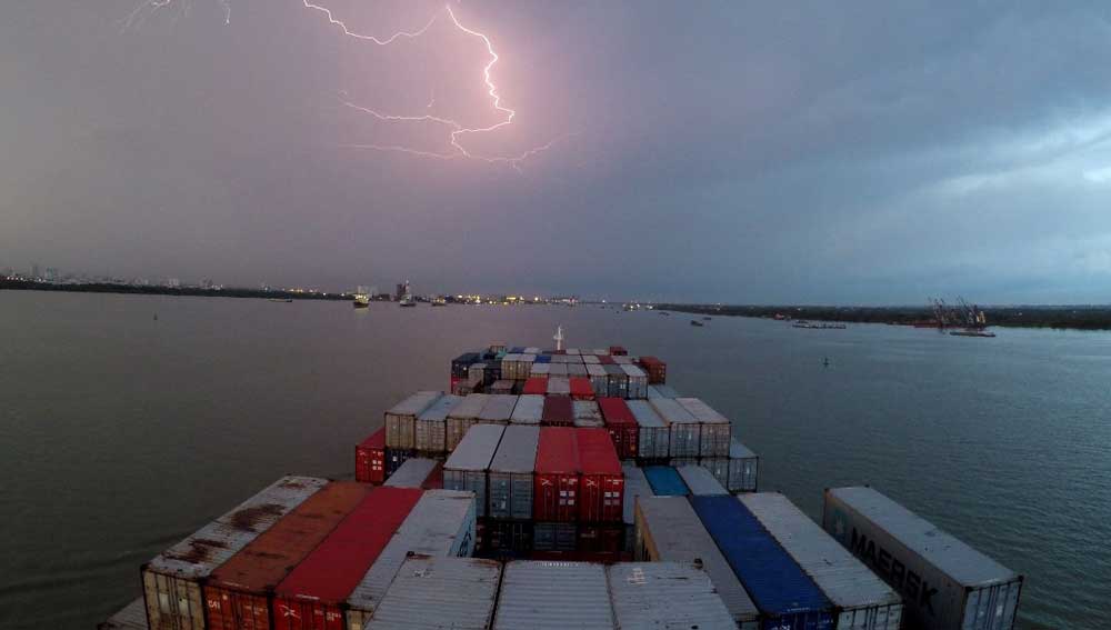 containership_off_vietnam_pedersen_torbjorn_2019_nautilus_photo_competition_web_news.jpg