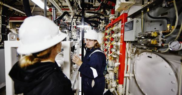 seafarers_female_engineering_teamwork_mentoring_GettyImages-528616343_webinsert.jpg