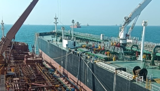 Image:Ship-to-ship cargo transfers are often used by shadow fleet vessels seeking to evade sanctions. Image: Anusha Narayanan/Wikimedia Commons