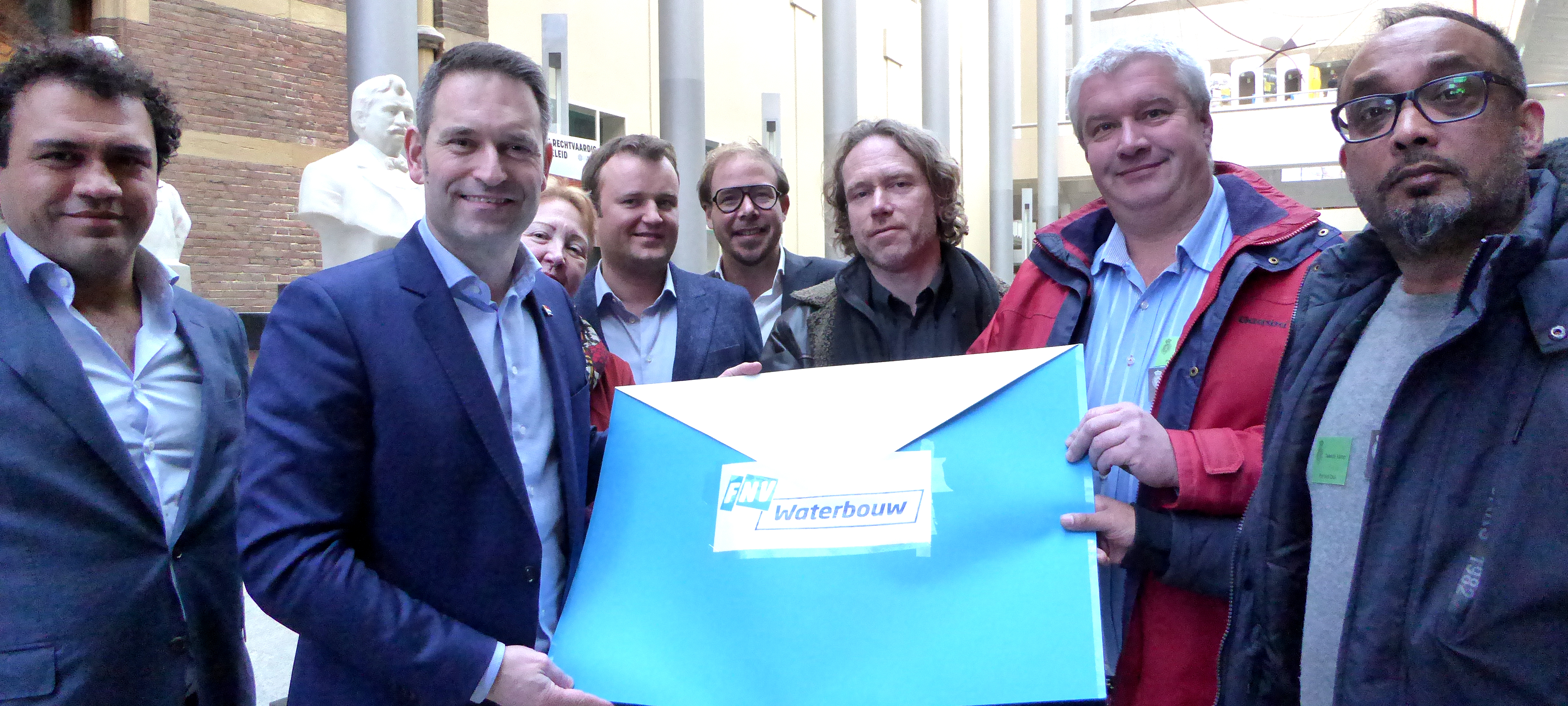 Image:Op 13 februari 2018 bood een deputatie van FNV Waterbouw/Nautilus bestuurders en leden een petitie aan de voorzitter van de Tweede Kamercommissie Algemeen Overleg Arbeidsmarkt Michel Rog (CDA) aan. Ook waren diverse Kamerleden van verschillende politieke partijen hierbij aanwezig.