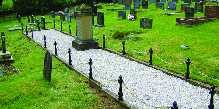 Image:The grave in 2013, after restoration by the Mariners' Park maintenance team