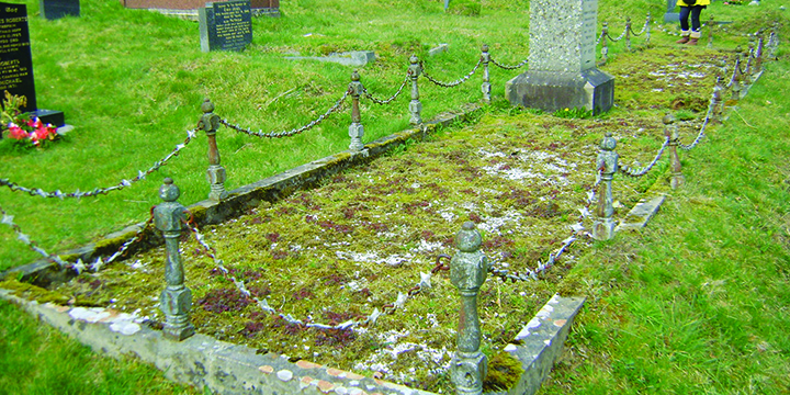 Image:The Mariners' Park grave in Trefriw Cemetery in 2011, before restoration
