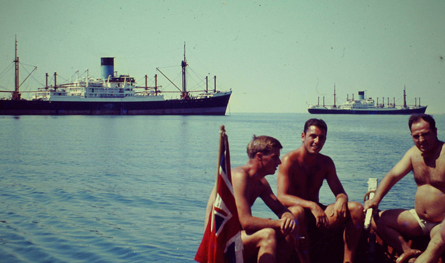 Image:Passing time at anchor in Great Bitter Lakes.