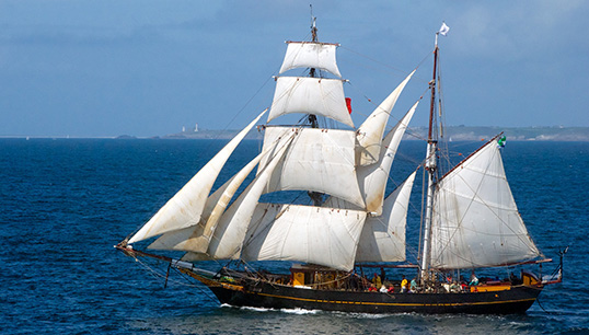 Image:Fairtransport's cargo-carrying tall ship Tres Hombres. Image: Philweb / Wikimedia Commons