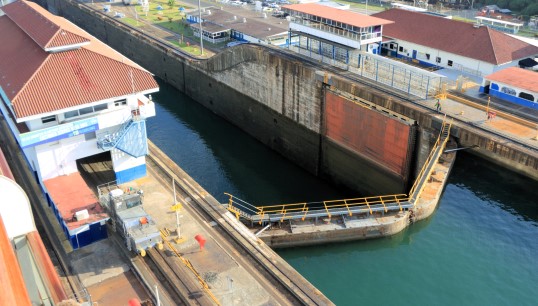 Image:The design of the Panama Canal's original locks, like this one with its electric 'mule', ensured that tug captains were not constantly on call. New locks in use since 2016 have caused a spike in fatigue. Image: Paul Harrison / Wikimedia Commons