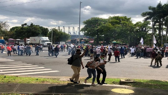 Image:Violence breaks out at a protest organised by Panama Canal unions calling for safer working conditions
