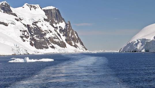 Image:The ATSB highlighted the challenges and risks associated with operating in the Southern Ocean after a fire onboard the MPV Everest. Image: Wikimedia Commons
