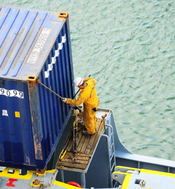 Image:The ITF has agreed with shipowners that lashing should be left to the experts. Image: Danny Cornelissen
