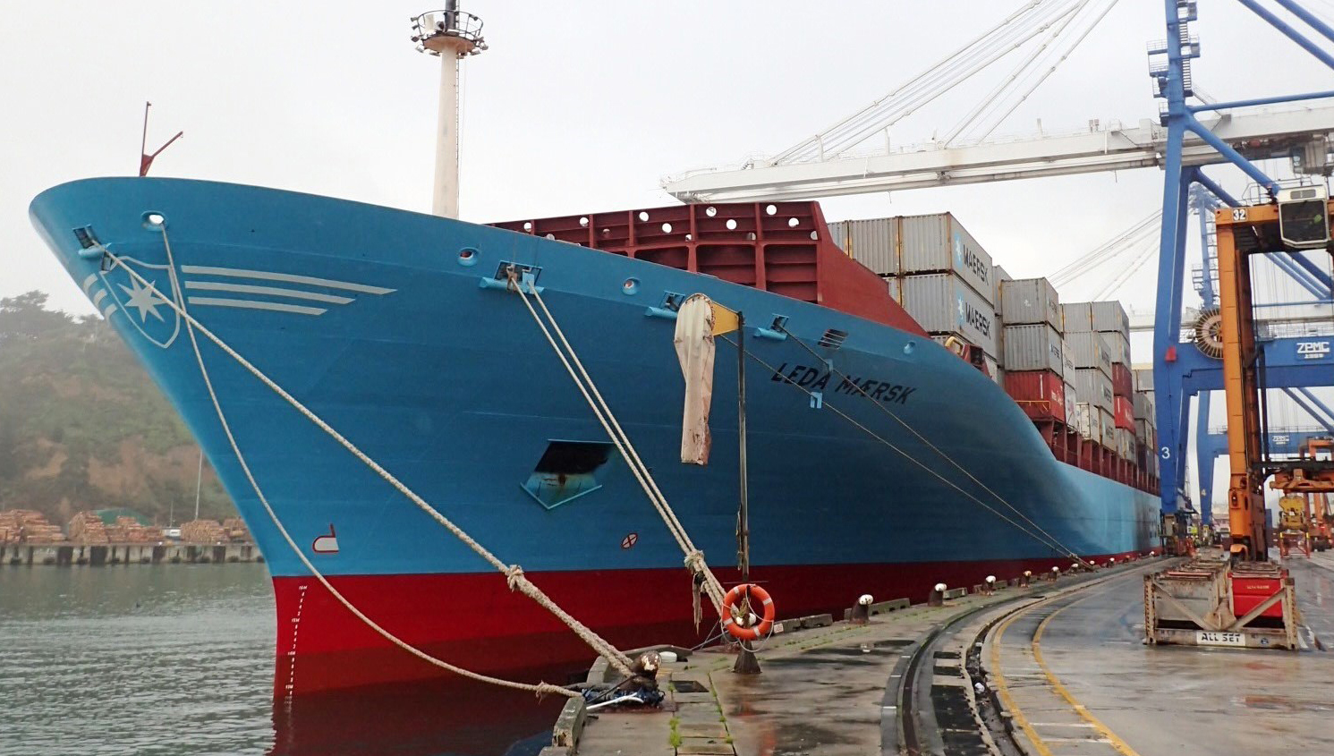 Image:The investigation into the New Zealand grounding of the Danish-flagged Leda Maersk  concluded the harbour pilot and bridge team was 'primarily navigating using visual cues outside the ship, rather than fully using the electronic navigation aids, all of which clearly showed the ship deviating from the centre of the channel.'
