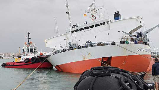 Image:Tugs stablise the Super Servant 4. Image: Twitter