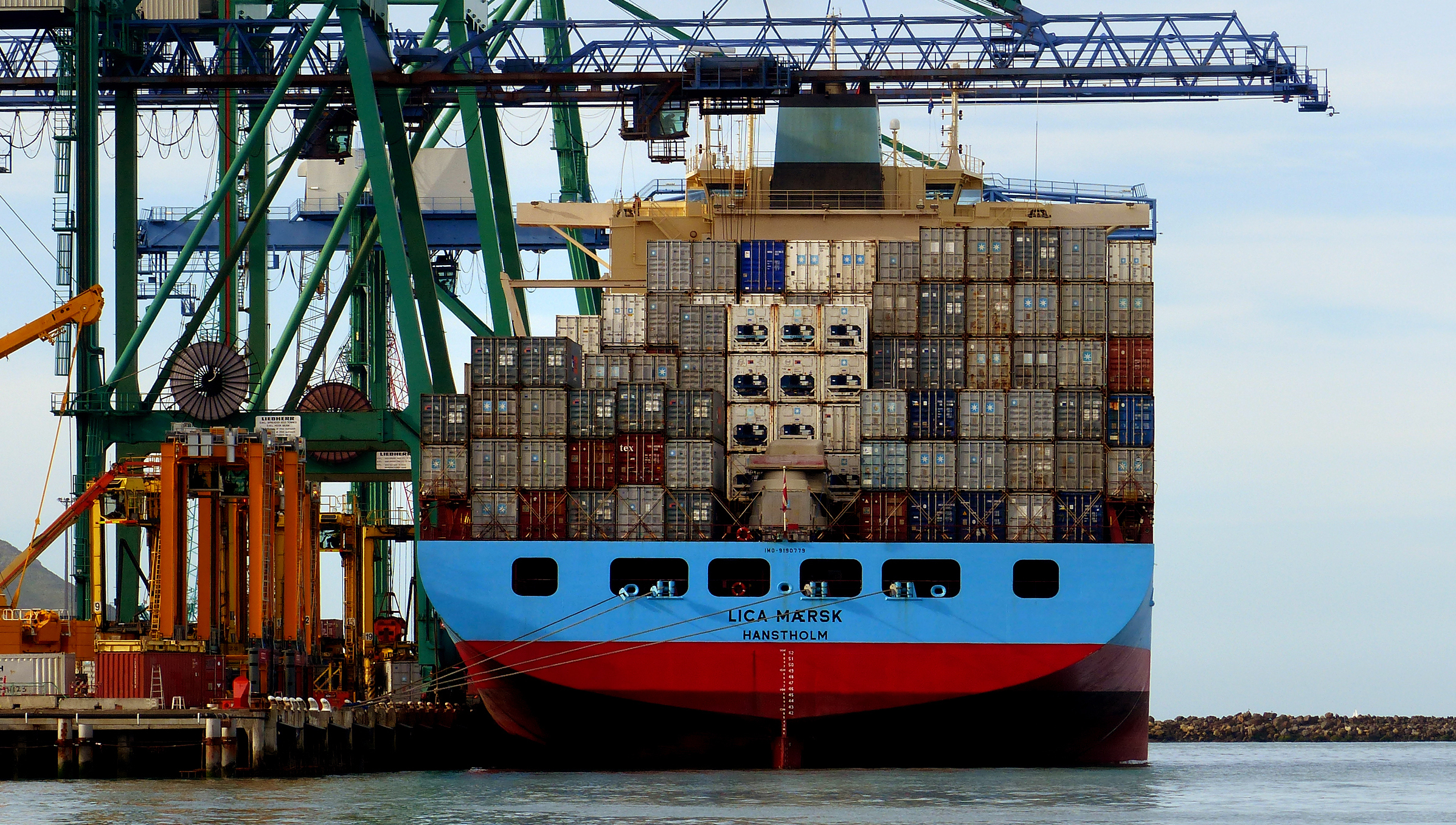 Image:Danish-flagged Maersk Lica container ship. Image: Wikimedia Commons