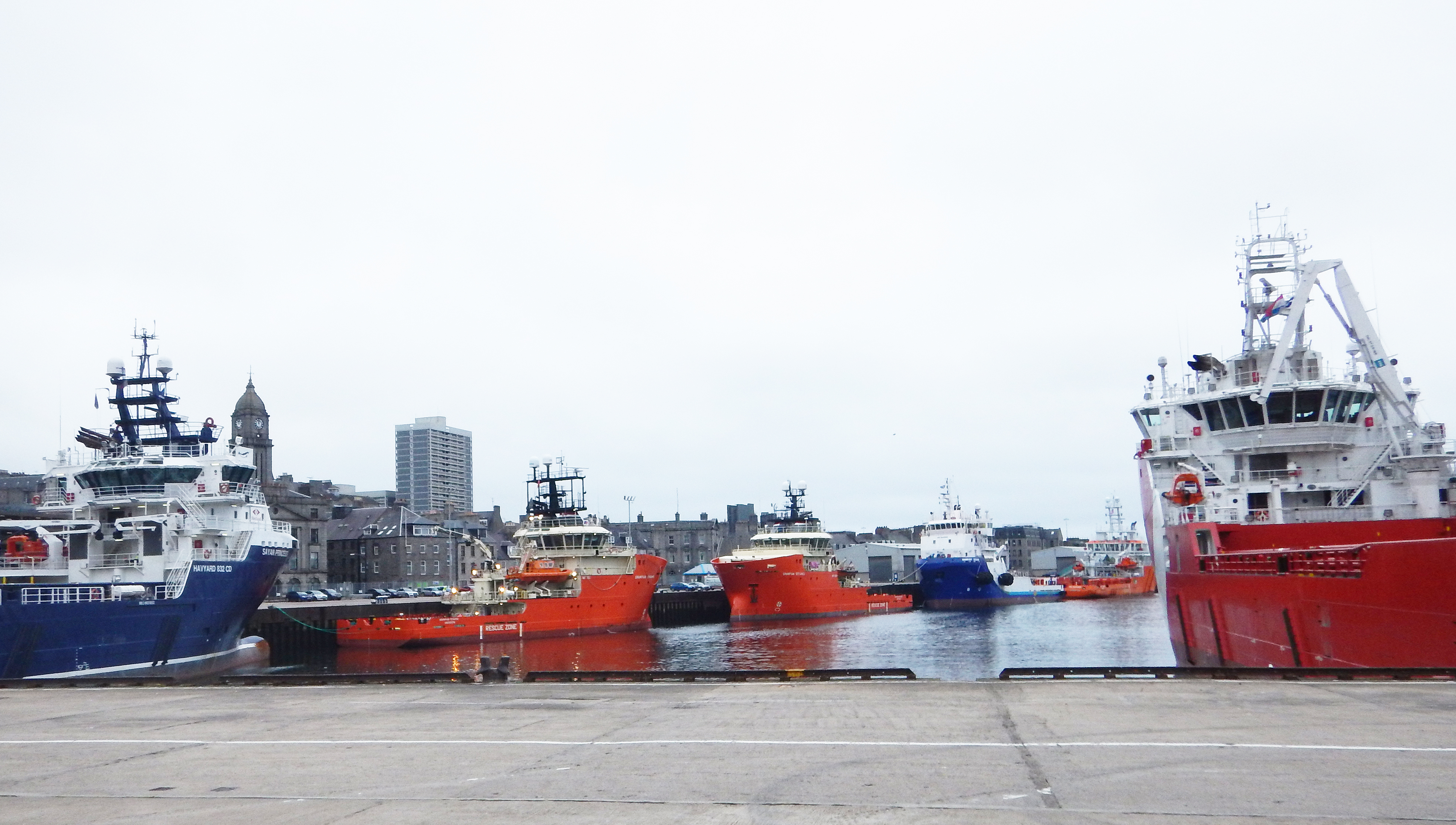 Image:North Sea vessels in Aberdeen.
