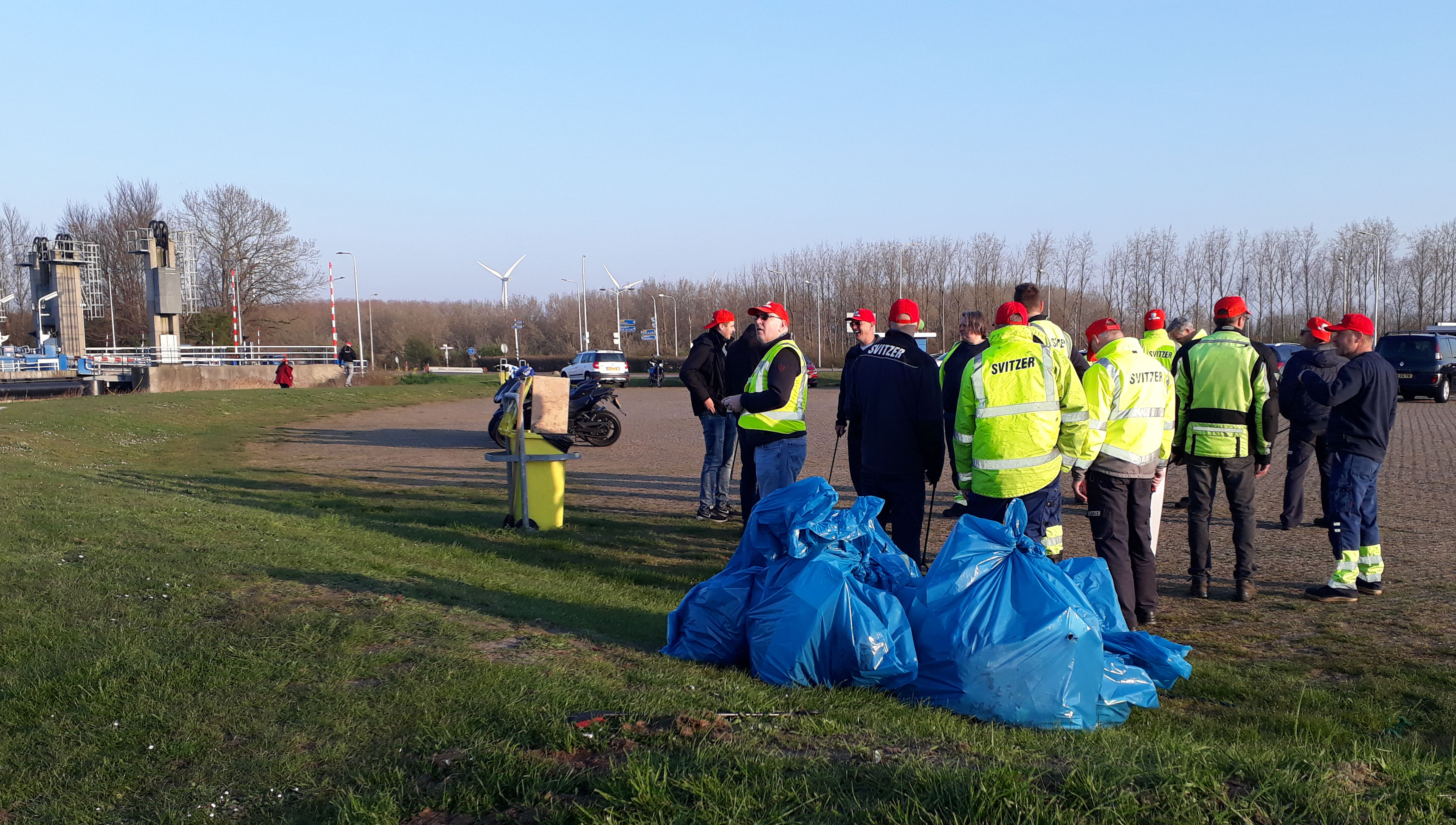 Image:As part of the industrial action Svitzer employees in Amsterdam chose to remove litter at the shores of the North Sea channel around the Buitenhuizerpont ferry area.