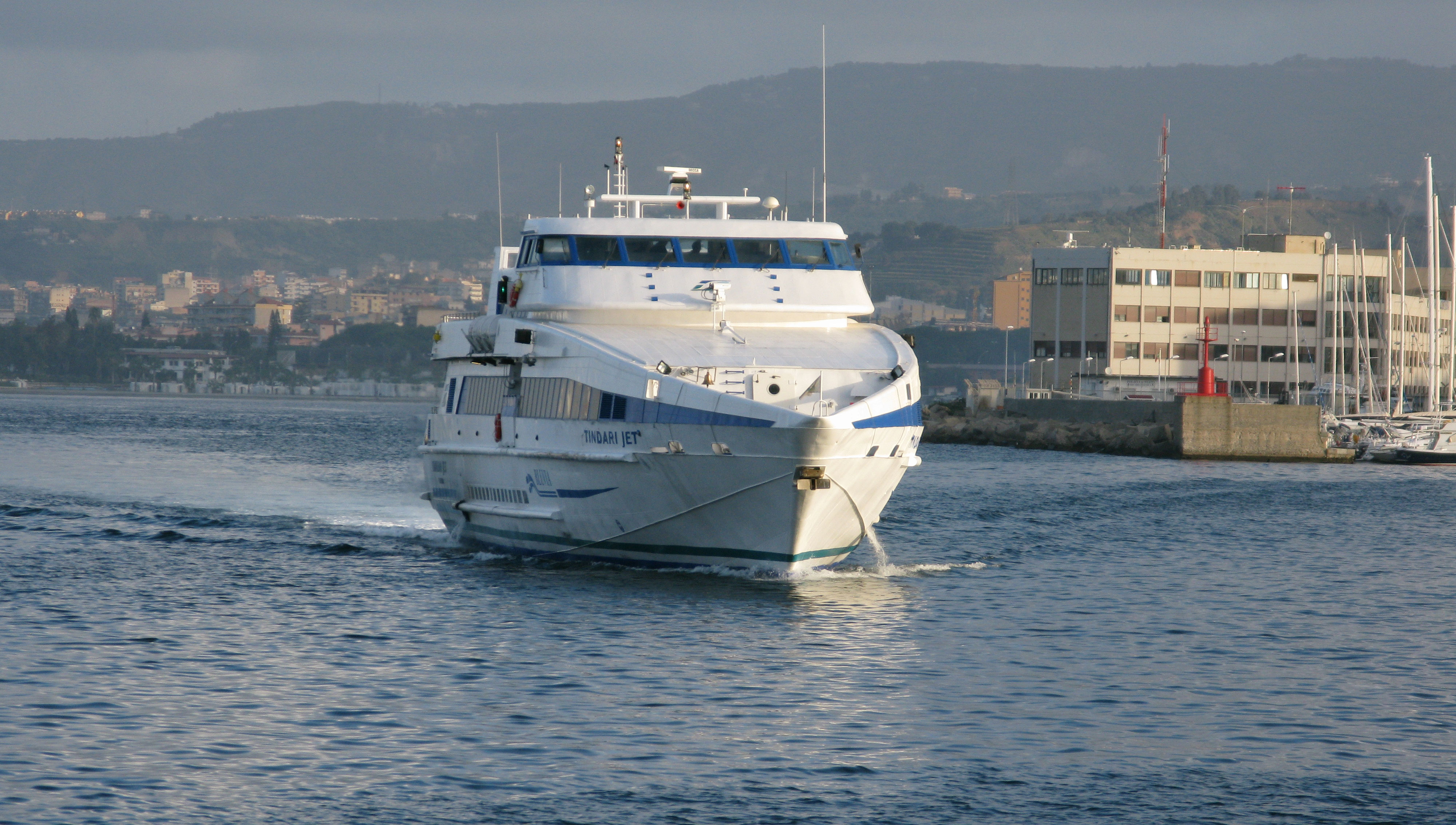 Image:Italian ferry company Blu Jet's vessel Tindari Jet entering the harbour at Reggio Calabria, southern Italy. Image: Wikimedia Commons