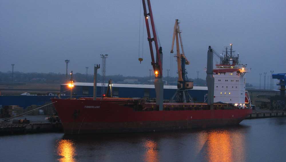 Image:Tanker loading manifold cargo.