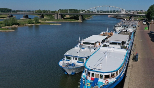 Image:Die weisse Flotte liegt seit Monaten still, wie hier in Arnhem.