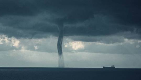 Image:The winning image: When Nature Takes Command. Credit: Parwaz Mukadam  /ITF Seafarers' Trust Life at Sea Photography competition 
