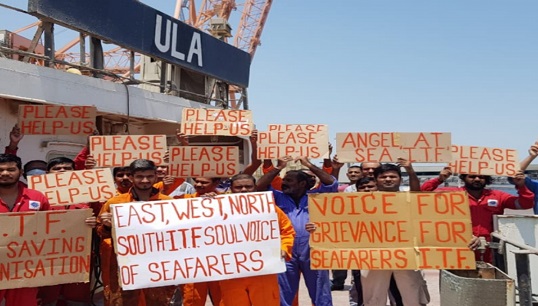 Image:The crew of the MV ULA made signs asking the ITF to become involved with their case. After two years, they are finally going home. Image: ITF