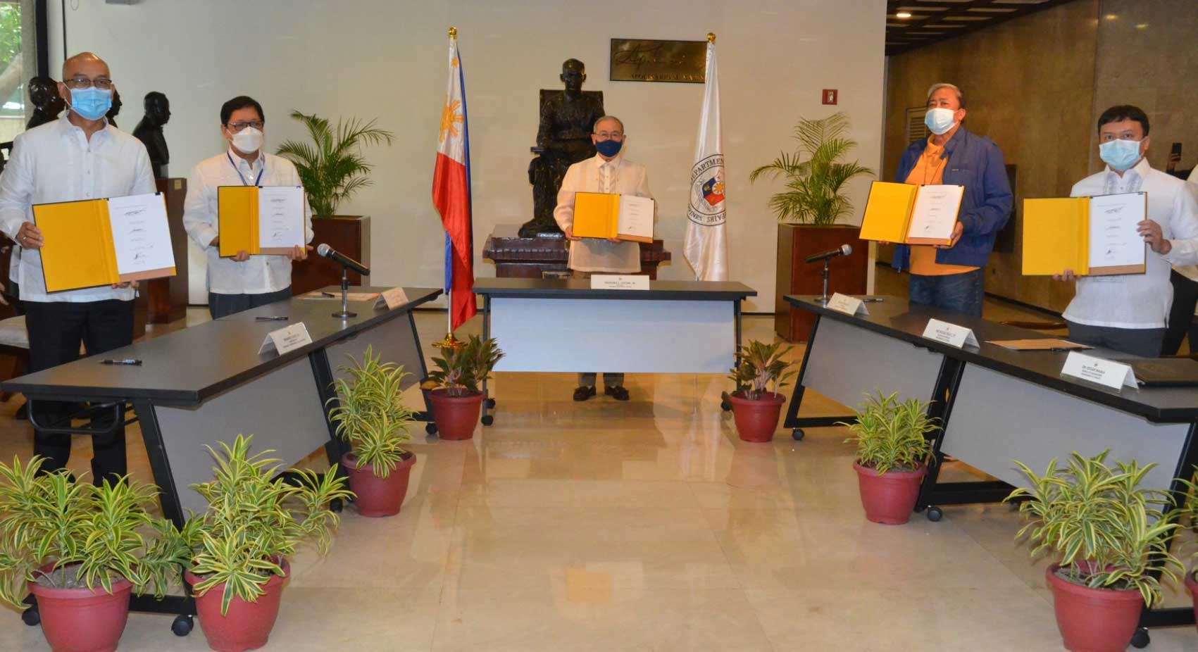 Image:Philippines government officials at the 2 July 2020 signing of the Joint Circular setting out the 'green lane' scheme for crew relief and repatriation during the Covid-19 pandemic.  Image: Nilo K. Palay for Department of Foreign Affairs, Philippines