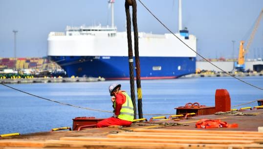 Image:Don't be scammed: demanding a recruitment fee is illegal under the Maritime Labour Convention. Channels for seafarers to find jobs without paying fees, as well as opportunities for them to report incidents can currently be done via the International Transport Workers' Federation. Image: Danny Cornelissen
