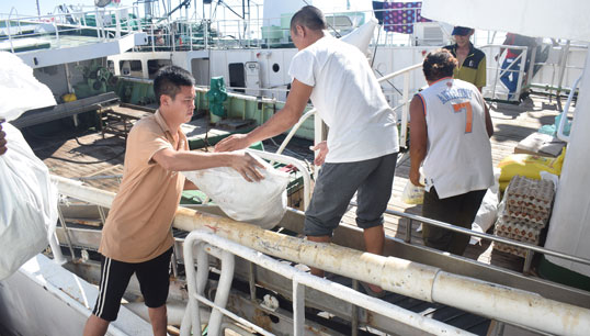 Image:Hope is fading that the men will be reunited with their families any time soon as efforts to seek legal redress and repatriation have been delayed. Image:  Emergency food distribution to the crew in Kenya/Stella Maris.