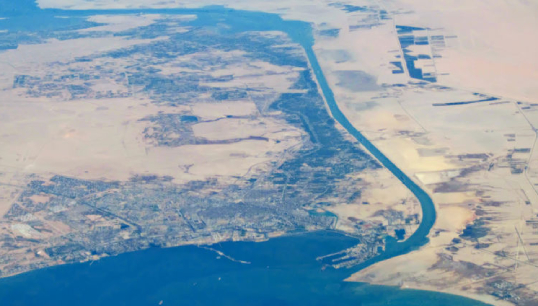 Image:The Suez Canal: a known hotspot for corrupt port officials. Image: Baycrest/Wikimedia Commons