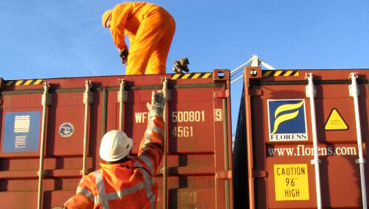 Image:Docker throwing a twistlock on a container. Image: Wikimedia Commons.