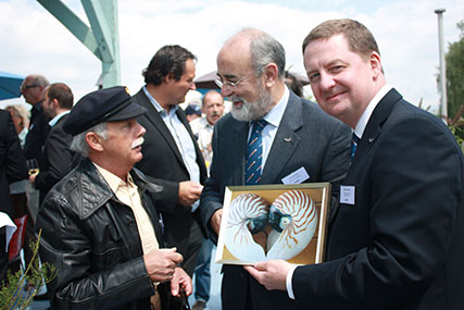 10annj_swiss_branch_joining_launch_2011_mark_dickinson_receives_gift_10pc.jpg