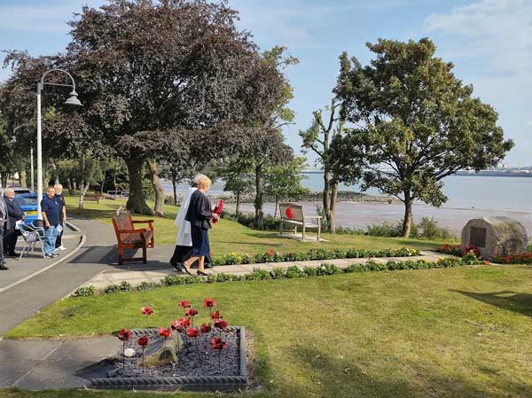 mariners_park_red_ensign_ceremony_wreath_3_carol_broydon_2022_web.jpg