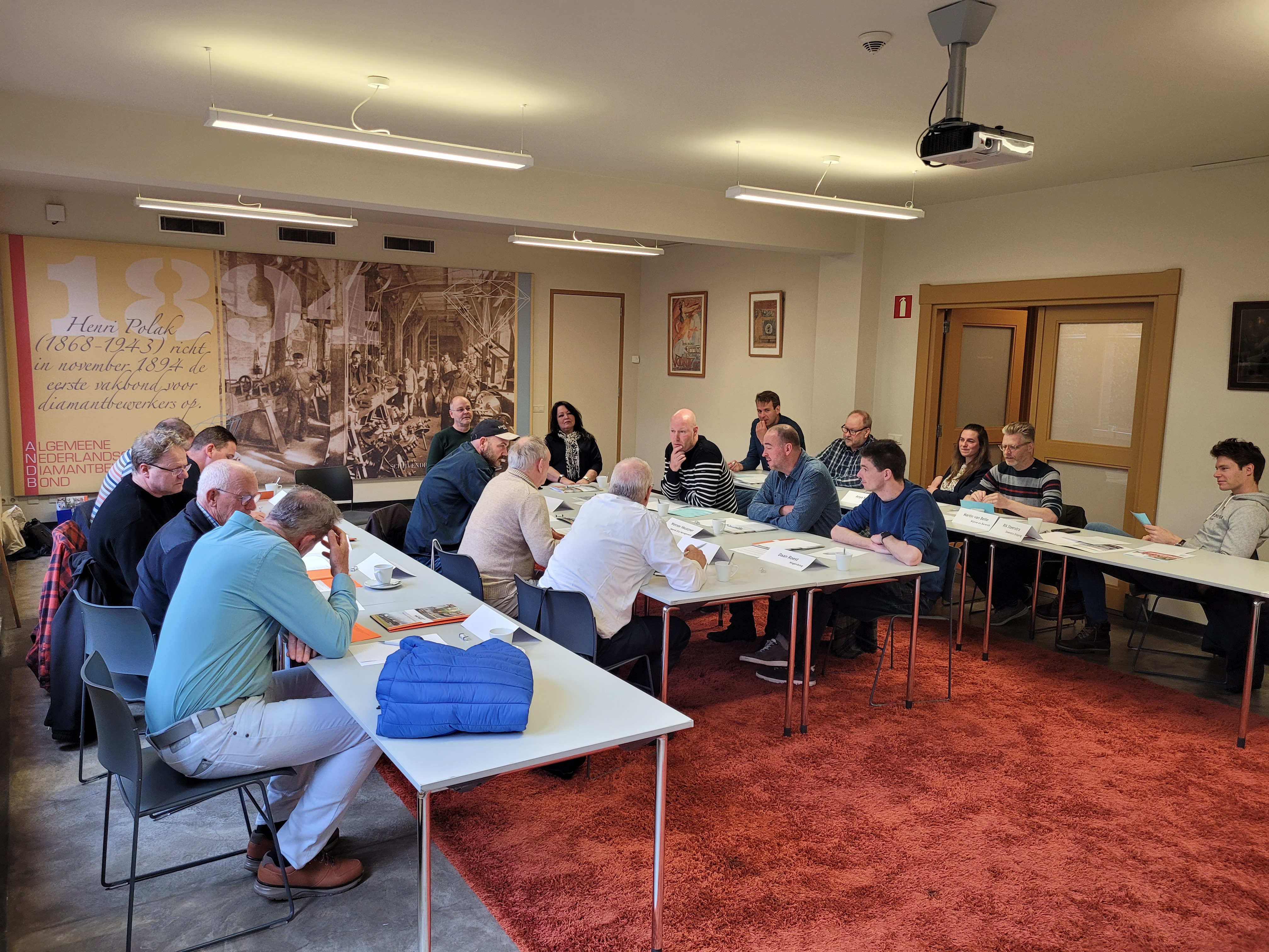 Image:kaderleden staan recht tegenover elkaar als werkgevers- en werknemersdelegatie tijdens het cao-spel

